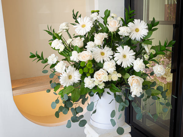 Graceful Tribute Arrangement - 纯白致意花艺