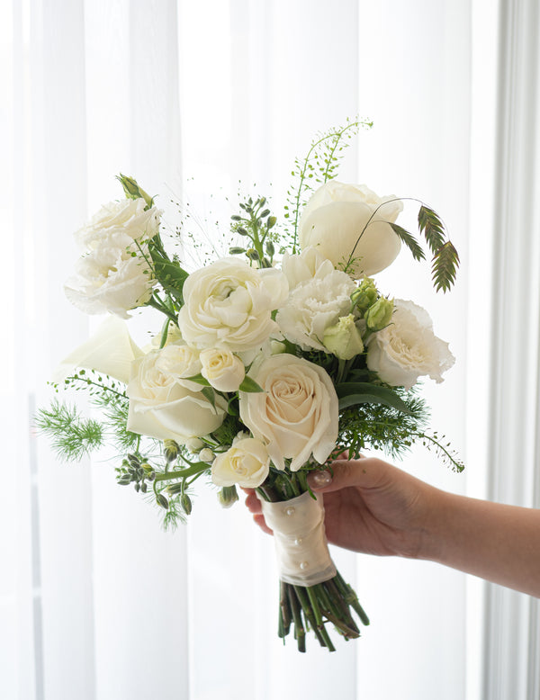 新娘捧花空灵优雅---新娘手捧自然风纯白优雅
